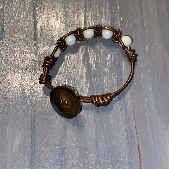 Leather and glass bead bracelet- 7 in long - Picture 2 of 2